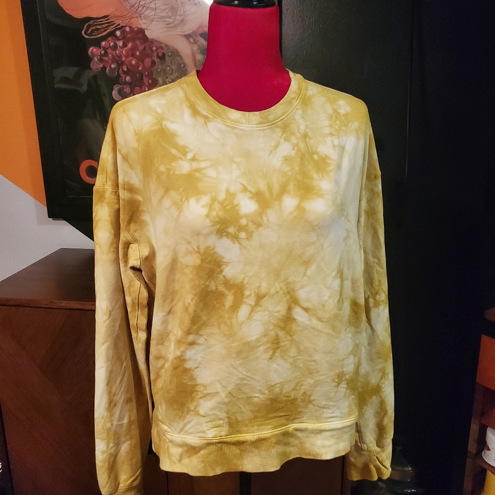 Tie-dyed crewneck sweatshirt with high low hem